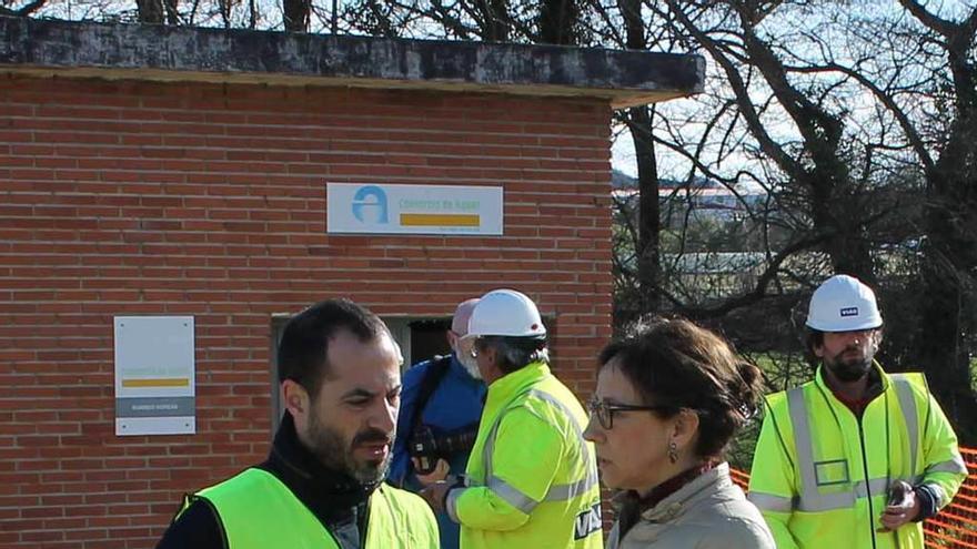 Ángel García y Belén Fernández, charlando ayer durante la visita a las obras de la arteria norte en Anes.