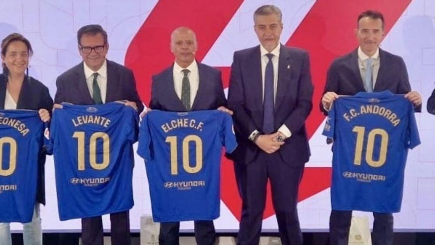 En el centro, sin camiseta, Martín Peláez, presidente del Oviedo, junto al resto de representantes de los equipos ascendidos a Primera y Segunda División, ayer, en la sede de LaLiga. | R. O.