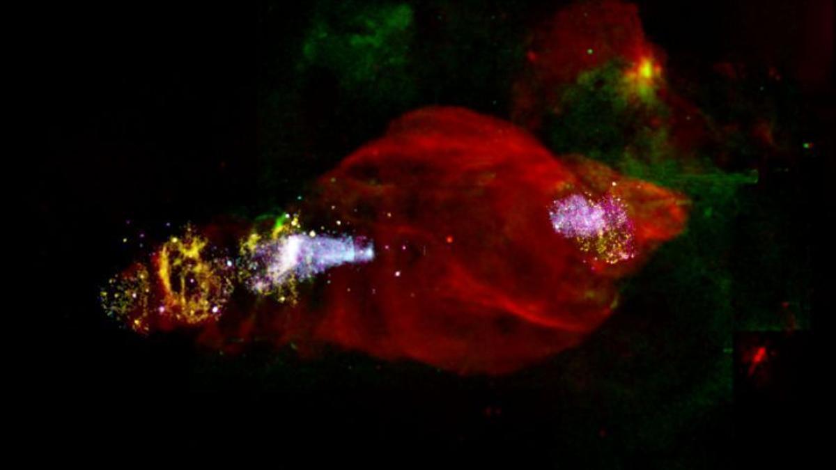 Imagen de longitud de onda múltiple de la nebulosa W50. Los colores son falsos y muestran diferentes tipos de radiación detectada.