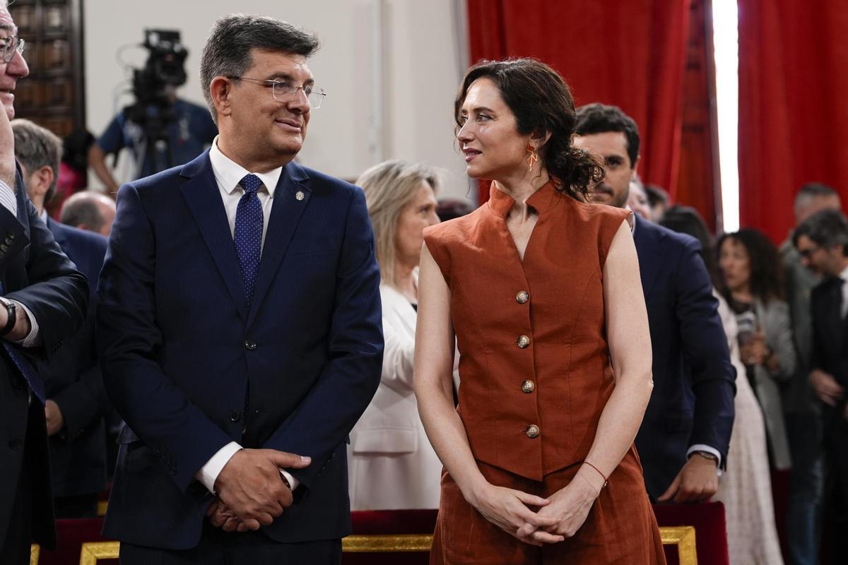 La presidenta de la Comunidad de Madrid, Isabel Díaz Ayuso, con el rector de la Universidad de Alcalá de Henares, Carmelo García.