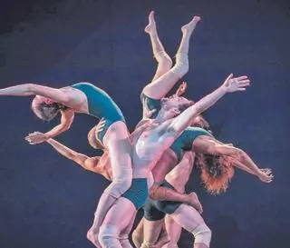 La danza de "Pilobolus" llega al teatro Campoamor como "una odisea transformadora"
