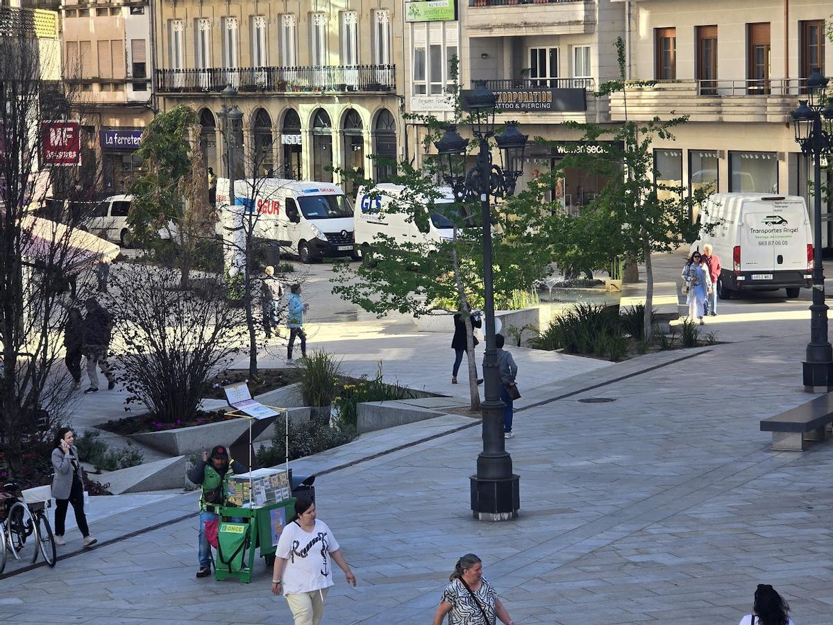 Cuatro furgonetas estacionadas en la zona donde confluyen la plaza de Galicia y Alcalde Rey Daviña, esta mañana.