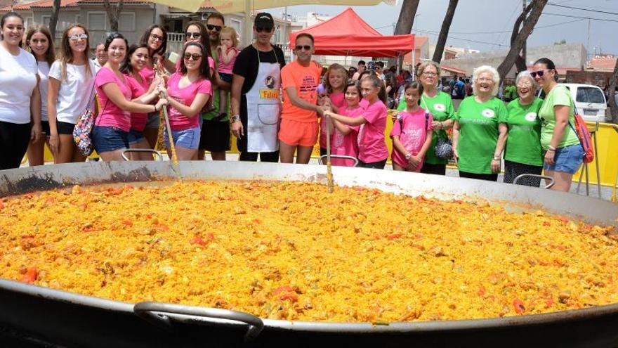 Autoridades municipales y reinas de fiestas de Pinoso con la paella gigante que ha dado de comer este mediodía a 2.000 personas