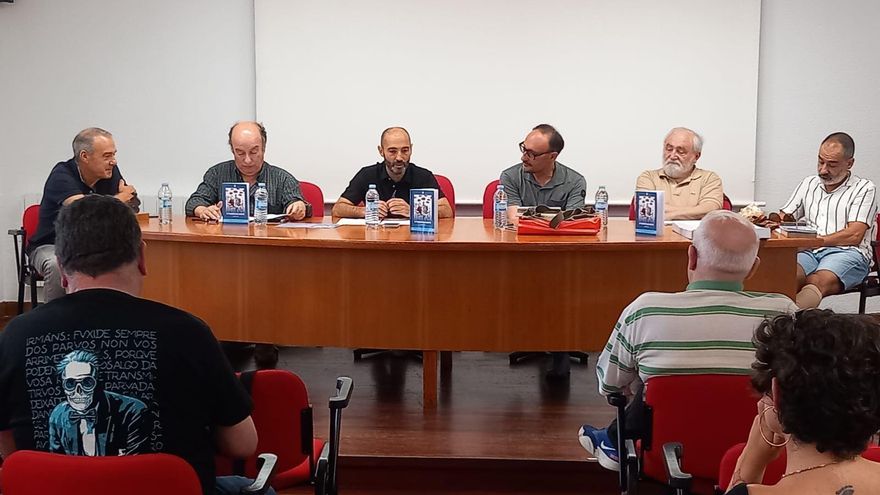 Agustín Agra recolle en Noia o premio literario Avilés de Taramancos