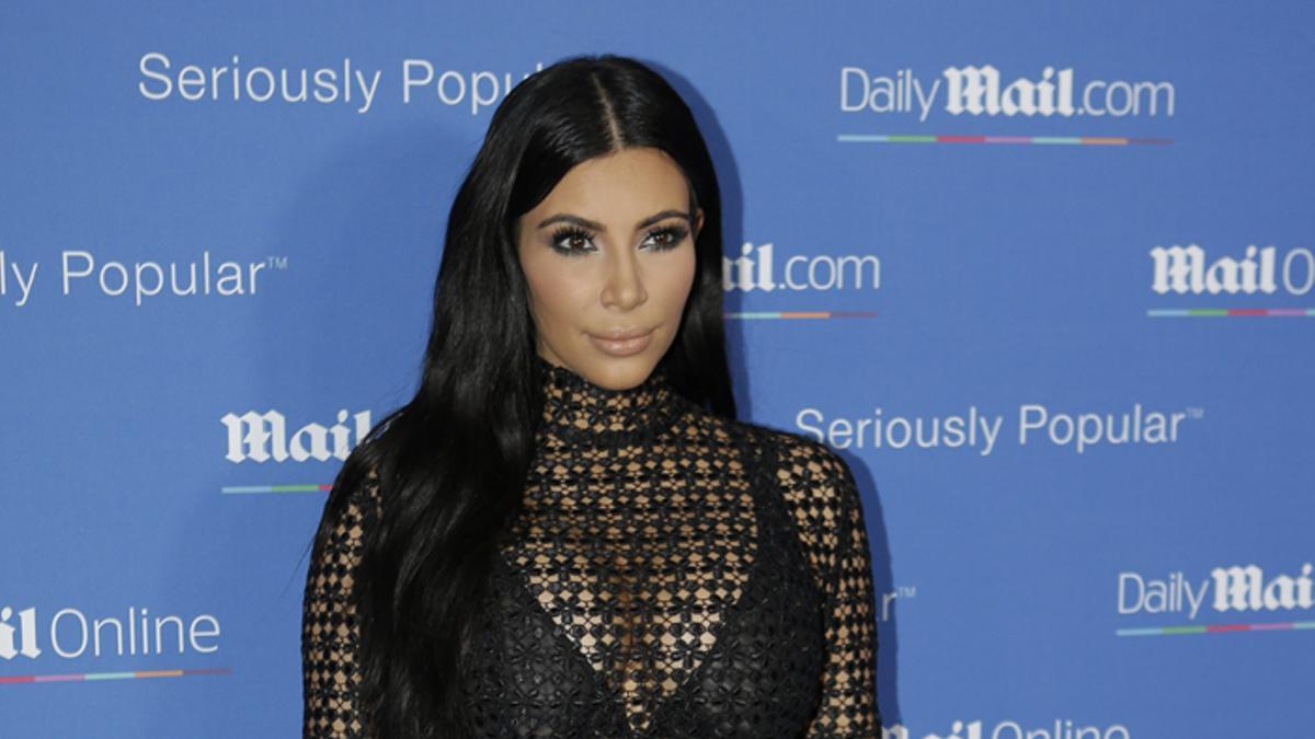 Kim Kardashian, de negro con transparencias