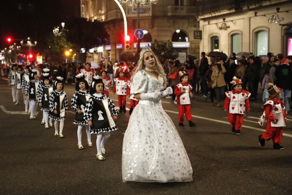 Veintitrés comparsas participan en el desfile por un abarrotado centro urbano.