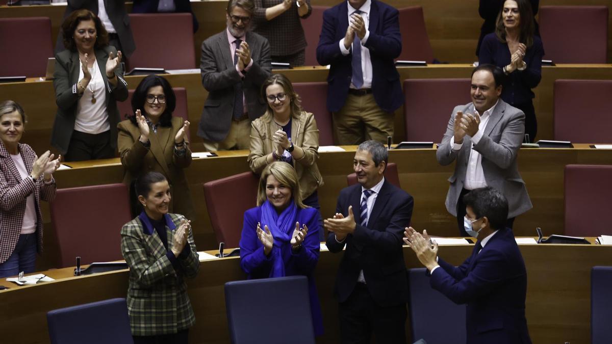 PP y Vox celebran la aprobación de sus presupuestos de 2024 en las Corts