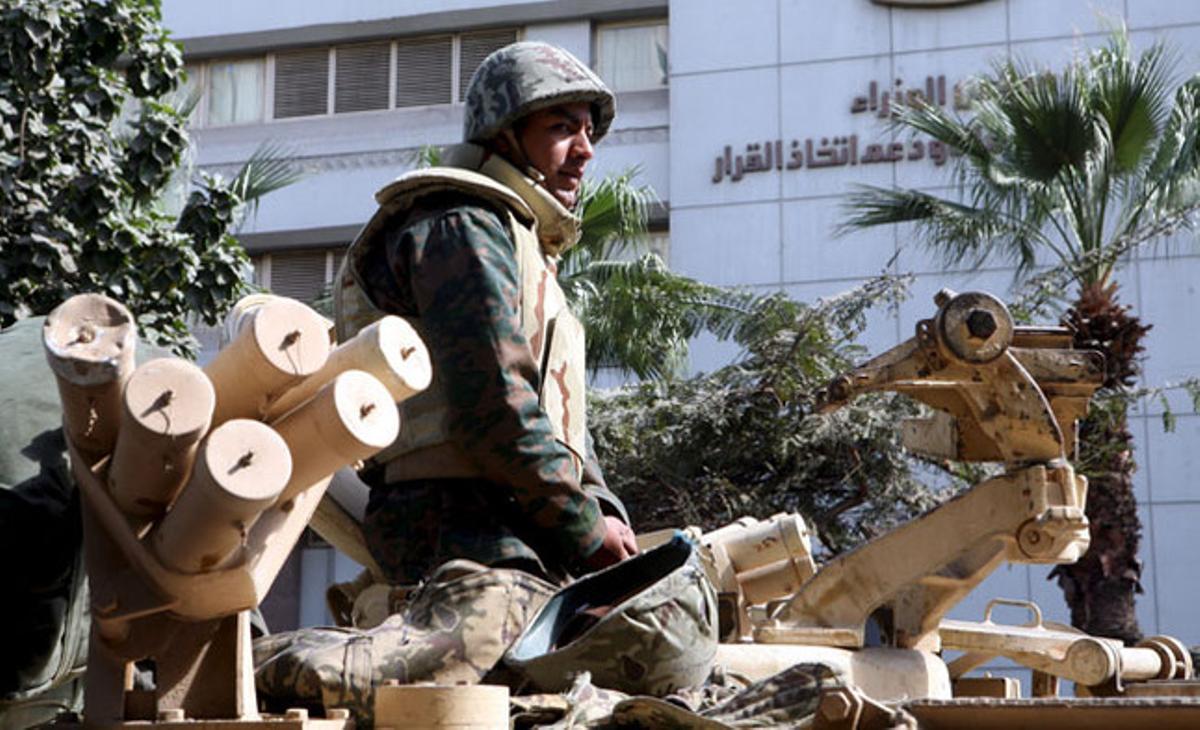 Un soldat egipci fa guàrdia davant de l’edifici del primer ministre, al Caire.