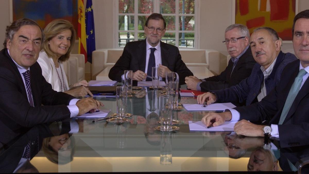 De izquierda a derecha, Juan Rosell (CEOE), la ministra Fátima Báñez, Rajoy, Ignacio Fernández Toxo (UGT), Josep Maria Álvarez (CCOO) y Antonio Garamendi (Cepyme), este jueves en la Moncloa.