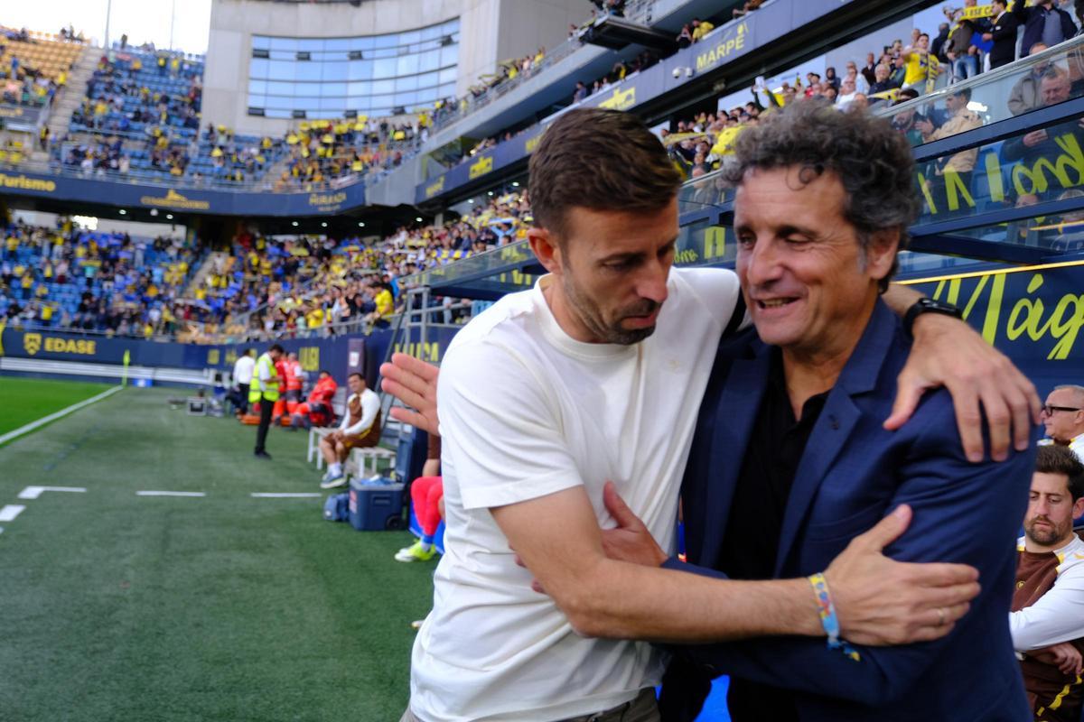Luis García se funde en un abrazo con Imanol Idiakez al comienzo del encuentro en Cádiz.