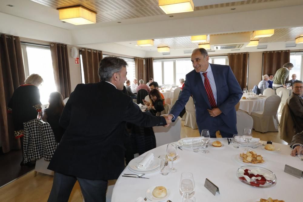 Eloy Olaya recibe la insignia de oro de la Asociación de Veteranos del Sporting