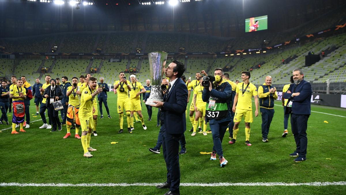 Unai Emery, entrenador del Villarreal CF, besando el trofeo de campeón de la Europa League 2020/21.