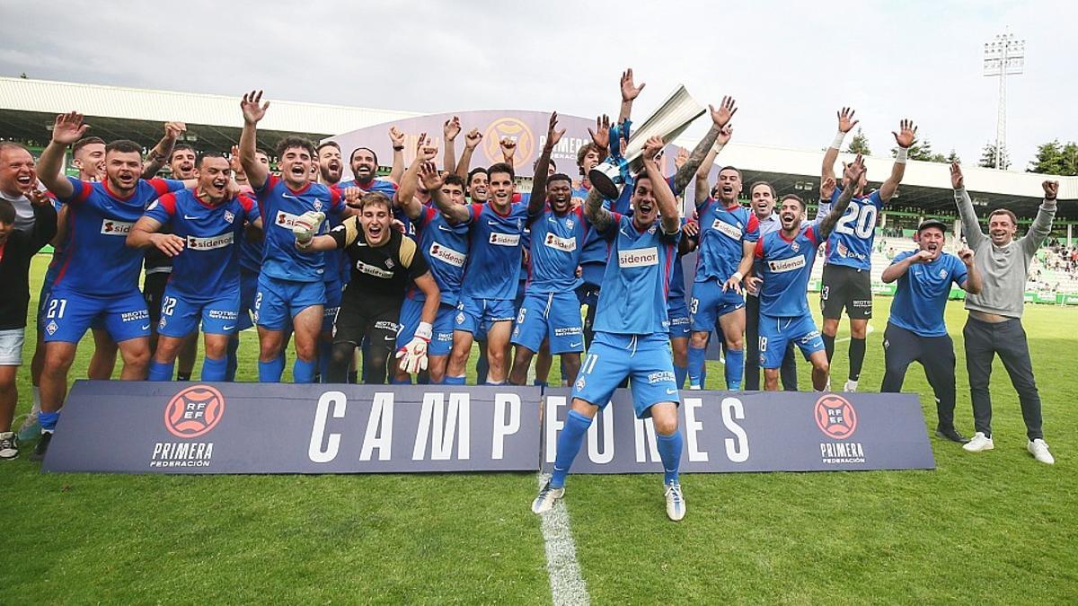 La plantilla del Amorebieta festeja el título de campeón de Primera RFEF tras ganar en el duelo de primeros al Racing de Ferrol.