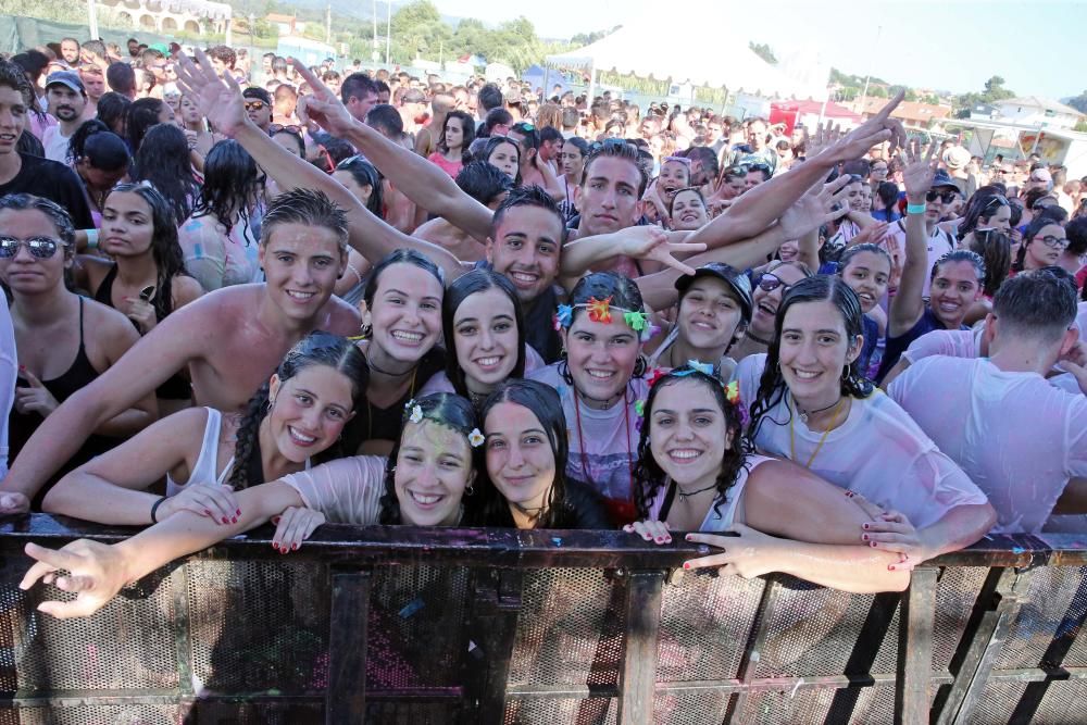 Cientos de personas reciben un baño de color en el festival Midnight Paint Party de Praia América