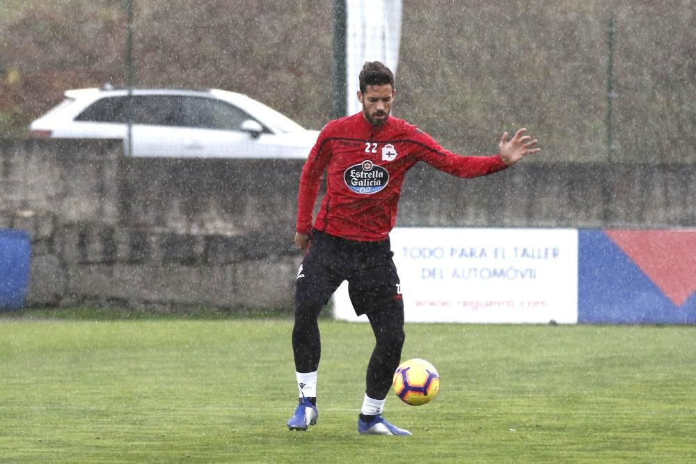 El entrenamiento en Abegondo se desarrolló entre ejercicios de táctica y un partido de once contra once.