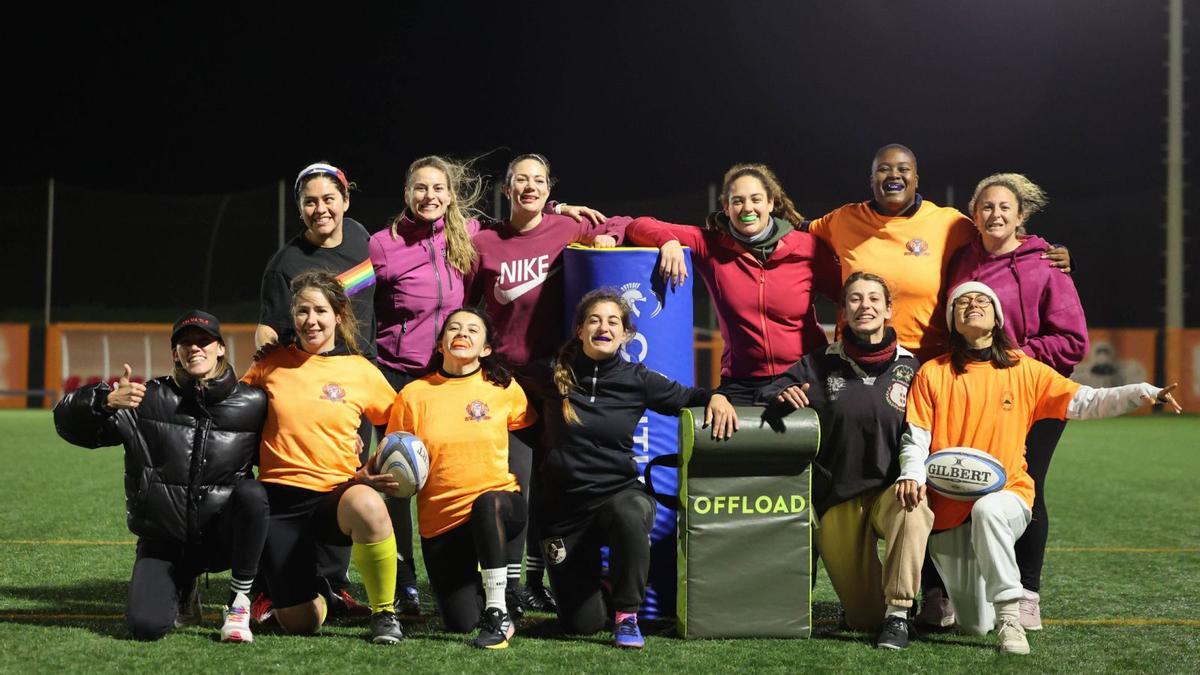 Las doce jugadoras, en el campo de Sant Josep.
