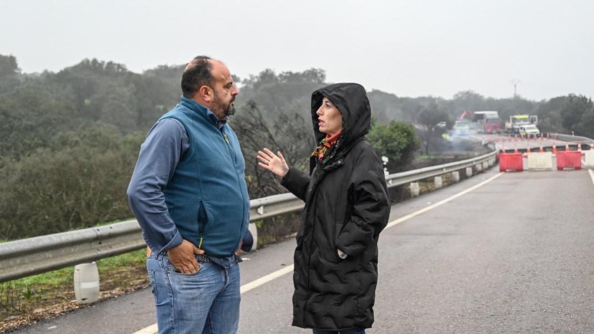 María Guardiola esta mañana en la zona donde se produjo el socavón.