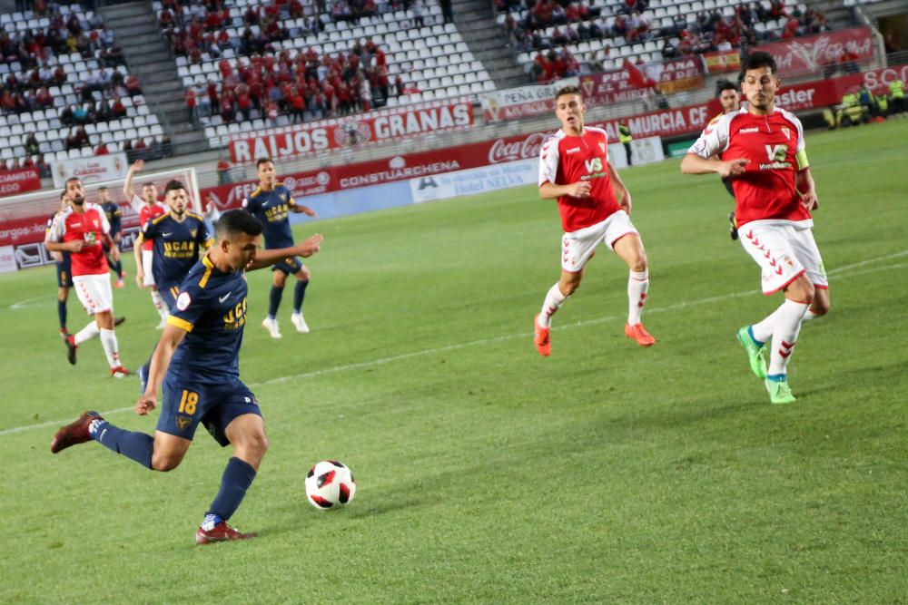 El Real Murcia cae ante el UCAM Murcia en casa