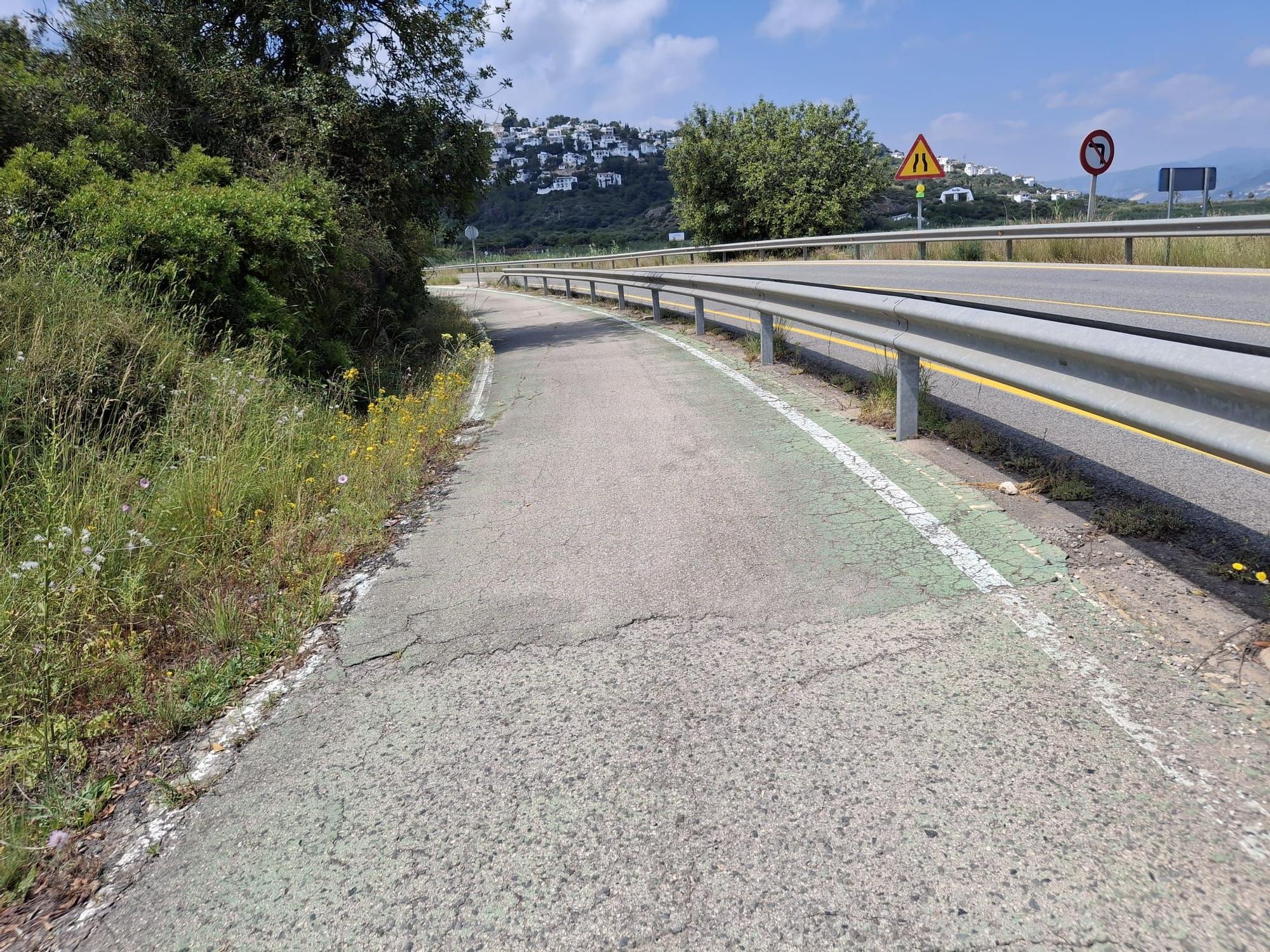 El deteriorado carril bici de El Verger a Pego y el peligroso cruce de Monte Pego