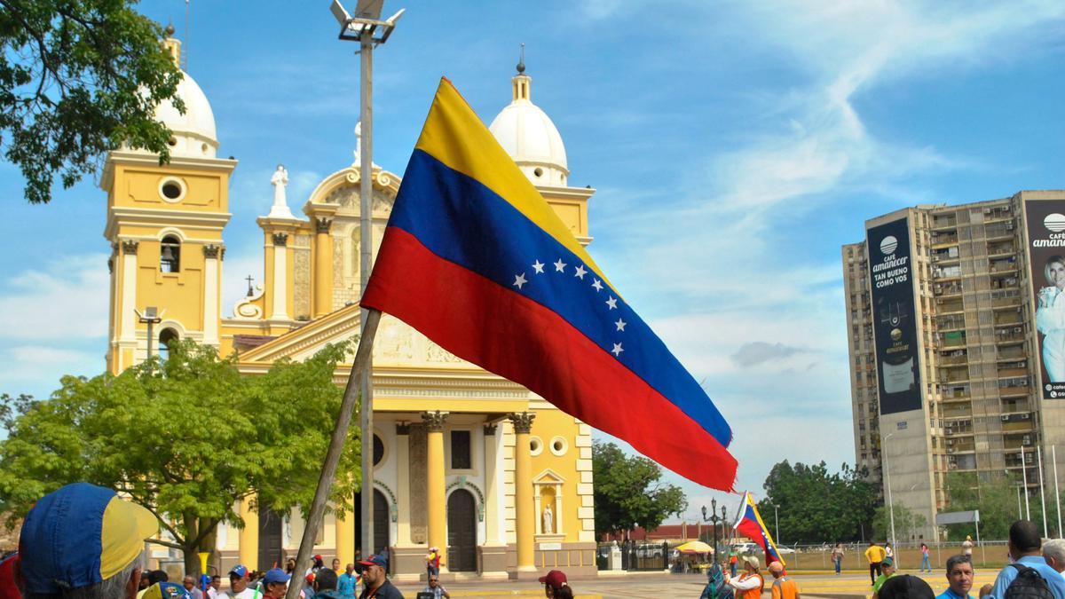 Bandera de Venezuela en una protesta convocada por la oposición en Maracaibo