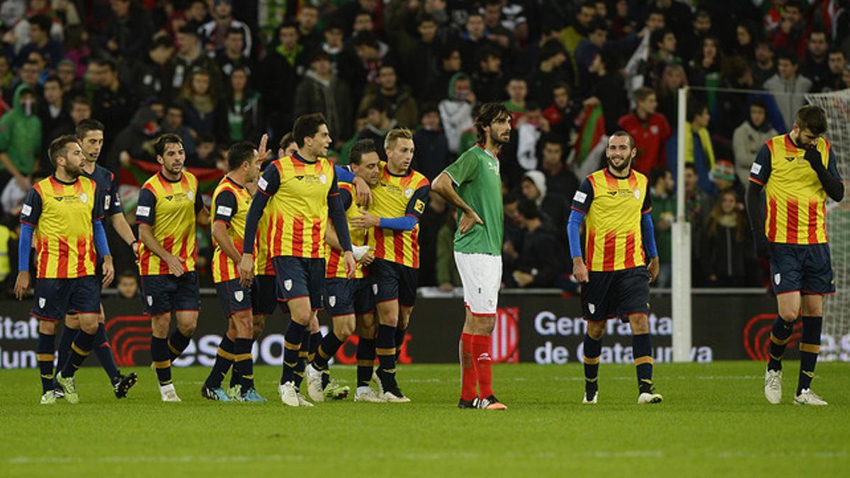 Los jugadores de la selección de Catalunya felicitan a Sergio García tras el gol del empate ante Euskadi, en San Mamés