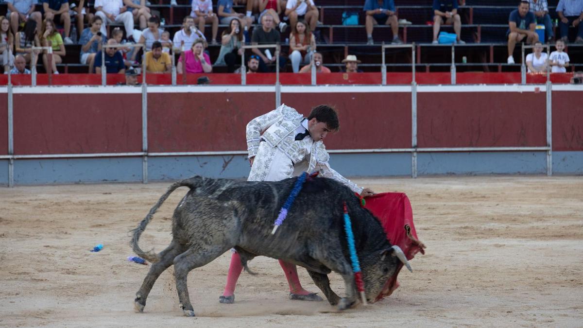 El ganador de la ‘Espiga’ Iván Rejas en la faena de muleta. | ENRIQUE SOLER