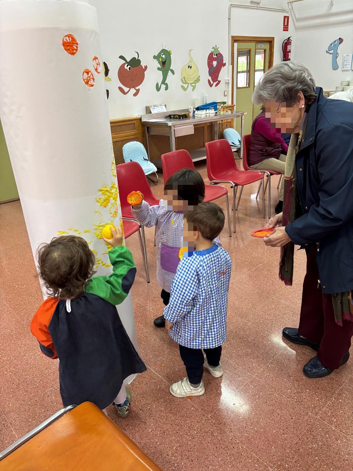 Una actividad intergeneracional, con niños y mayores, en el centro premiado en Plasencia.