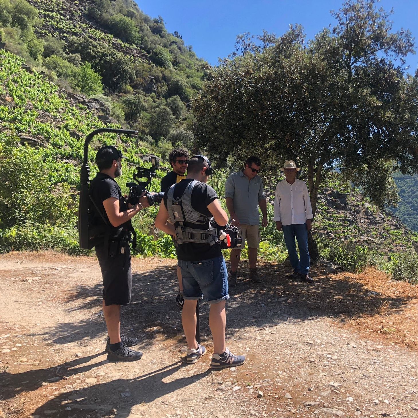 El bodeguero, con los profesionales del documental.