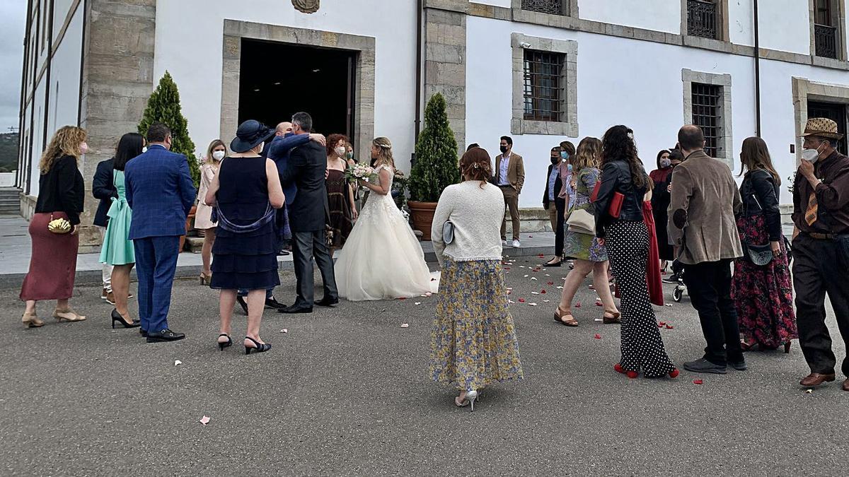 La pareja recibe las felicitaciones de familiares y amigos tras la ceremonia.