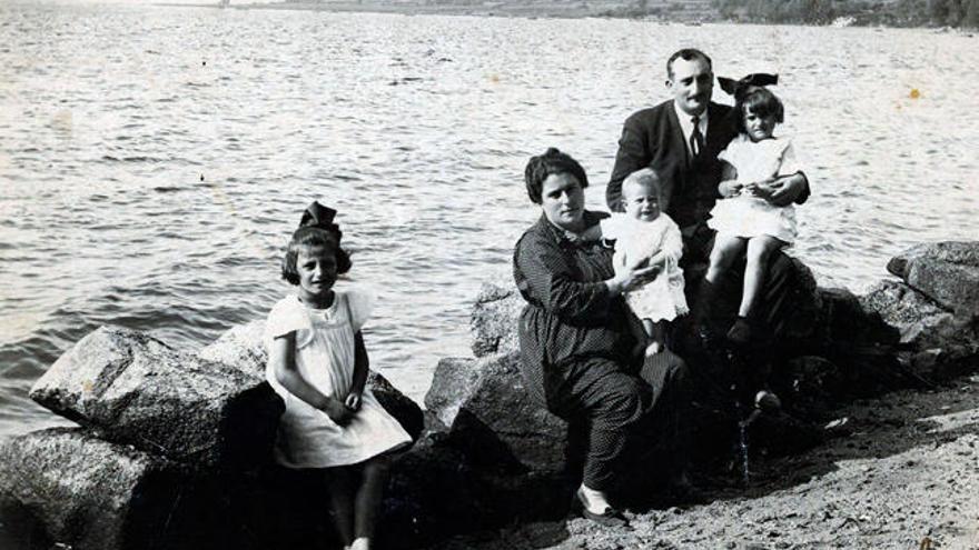 Ernestina Otero, con su marido  y sus hijas.