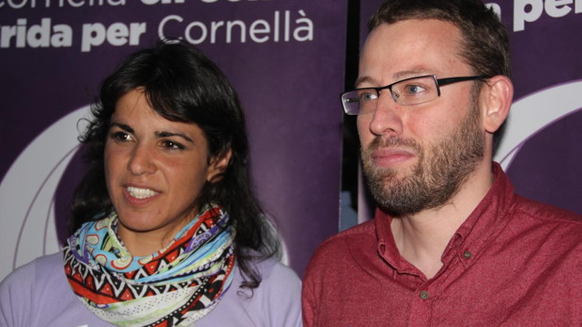 La Secretaria General de Podemos Andalucía, Teresa Rodríguez, junto al cabeza de lista de Cornellà en Comú - Crida per Corenllà, Vidal Aragonés.