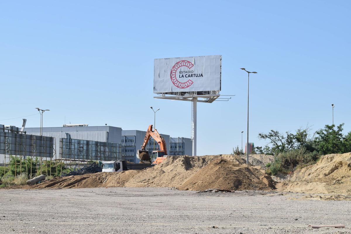 Cartel indicativo del Estadio La Cartuja con maquinaria realizando movimientos de tierra tras la obra de ampliación
