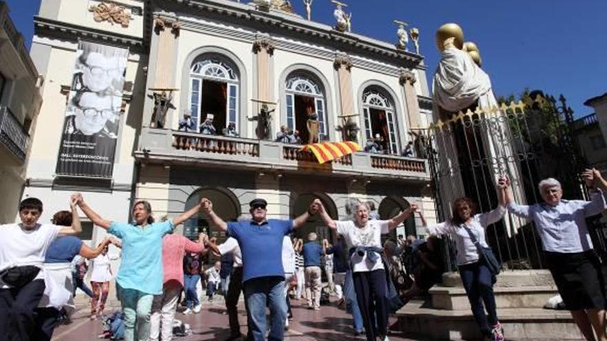 La ballada de sardanes davant del Teatre Museu Dalí de Figueres.
