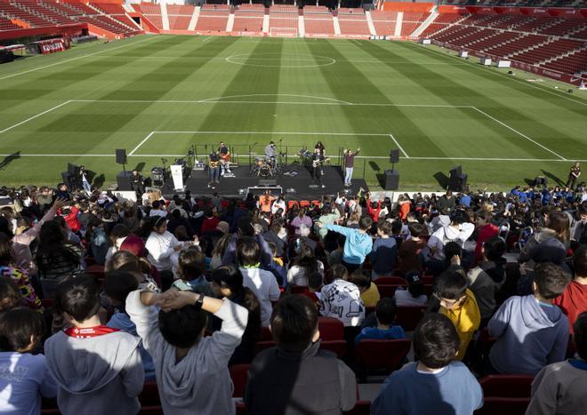 Prohens congrega a 3.500 alumnos por la paz en Son Moix: "Sois el futuro de estas islas"