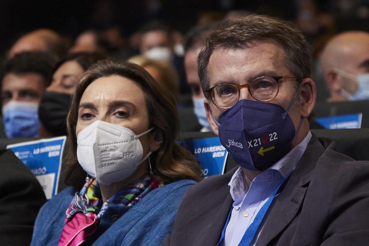 El presidente de la Xunta de Galicia y candidato a la presidencia del PP,  Alberto Núñez Feijóo, y la portavoz del PP en el Congreso de los Diputados y futura secretaria general del partido, Cuca Gamarra, en el Palacio de Congresos y Exposiciones de Sevil