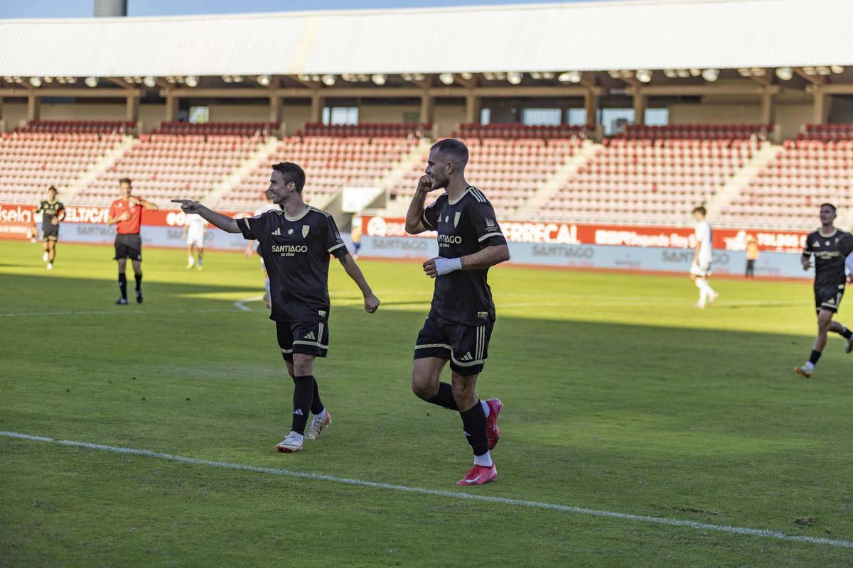 Adrián Armental y Jorge Maceira celebran un tanto de la 'esedé'.