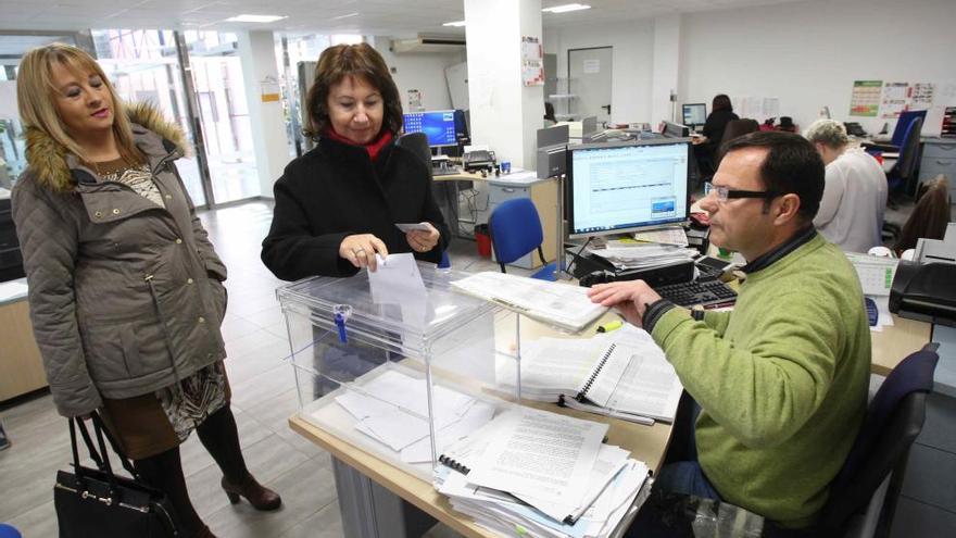 Una vecina ejerciento el voto.