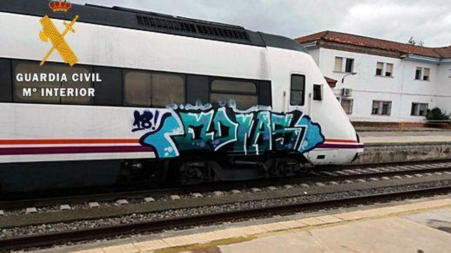 Detenido un joven por realizar grafitis en vagones de tren en cinco estaciones