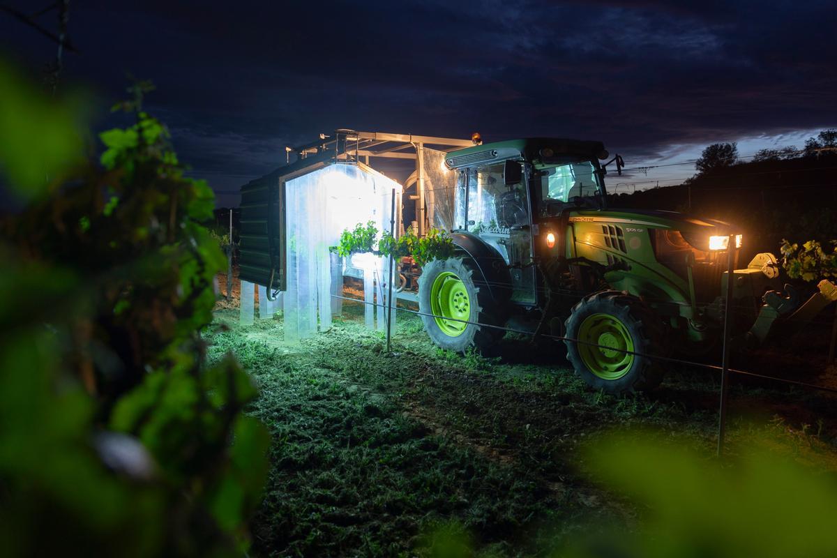 Prototipo de Raimat para aplicar luz ultravioleta a las viñas.