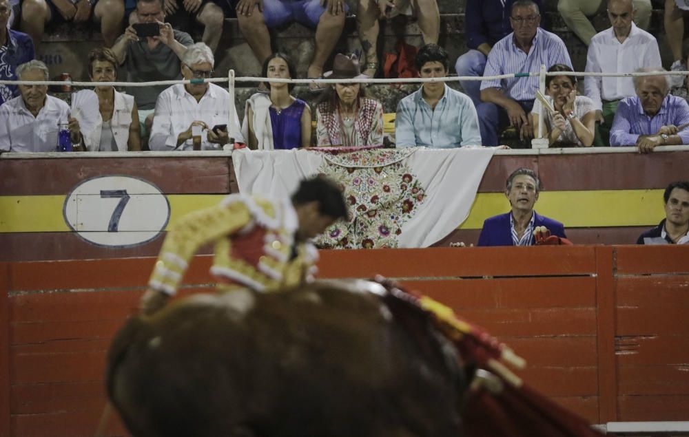 La infanta Elena y sus hijos en los toros