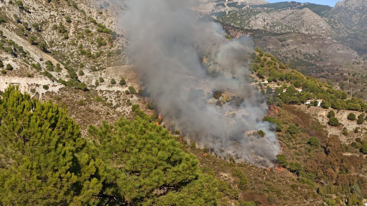 El lnfoca trata de extinguir el fuego declarado en el Pico Cisne de Cómpeta