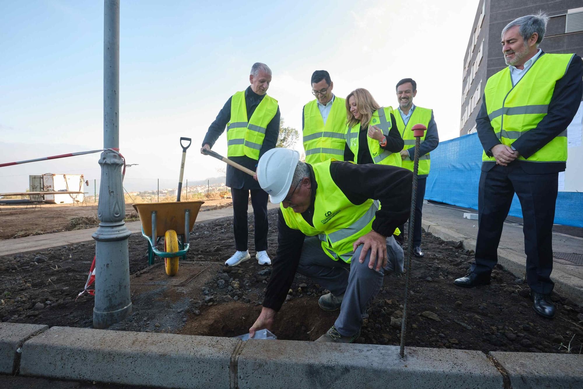 Colocación de la primera piedra de la construcción de 65 viviendas en La Orotava