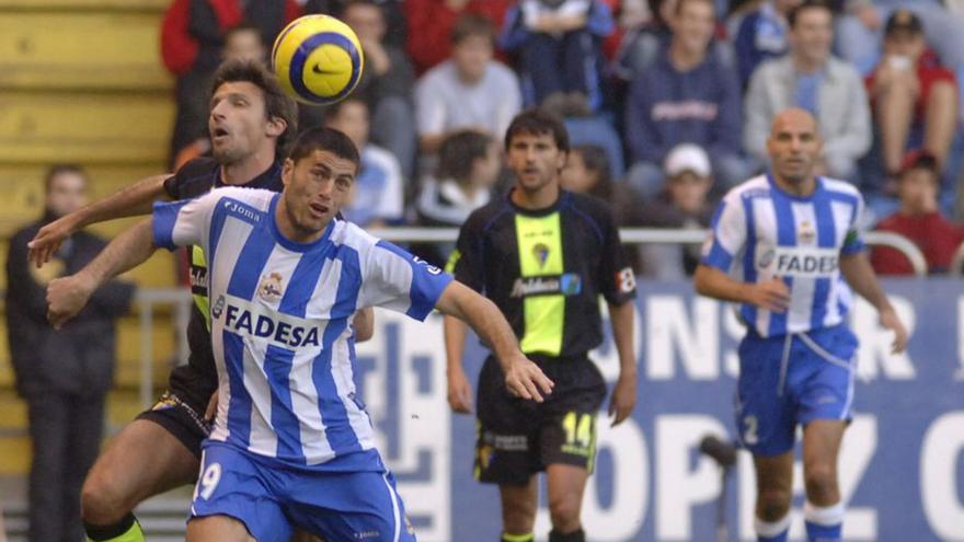 Tristán pugna por un balón ante el Cádiz en 2006.