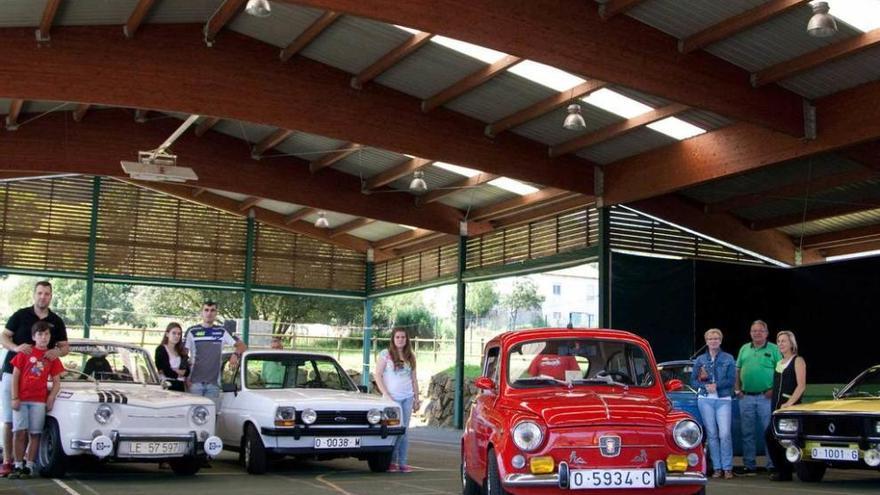 Algunos de los participantes en el encuentro de clásicos de Guimarán, momentos antes de comenzar la ruta por el concejo.