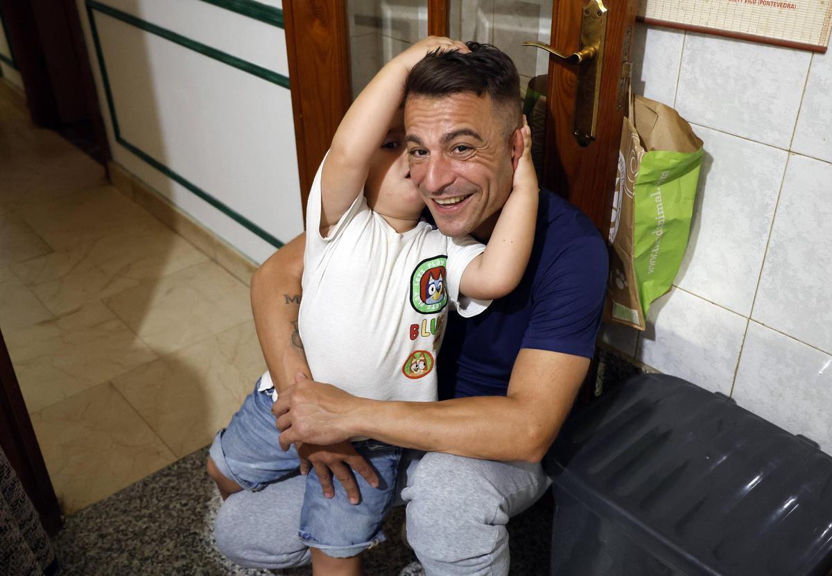 El sobrino nieto de Luis García Lago junto a su hijo.