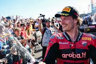El pluriempleo de Nicolò Bulega: de arrasar en Superbikes a probar la MotoGP de Ducati para 2027 en 24 horas