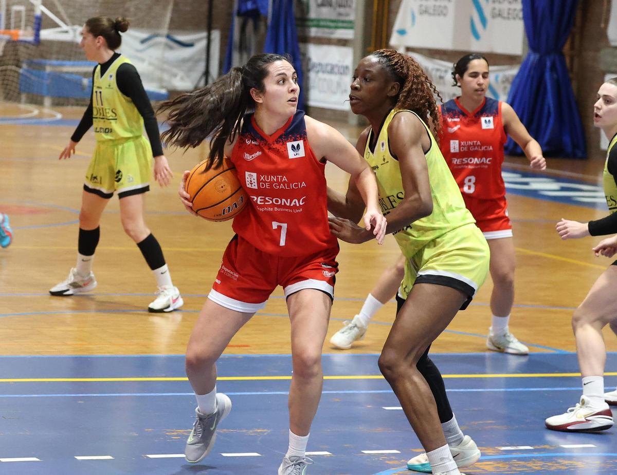 Ana Jiménez encara a una rival durante el Maristas-Lleida