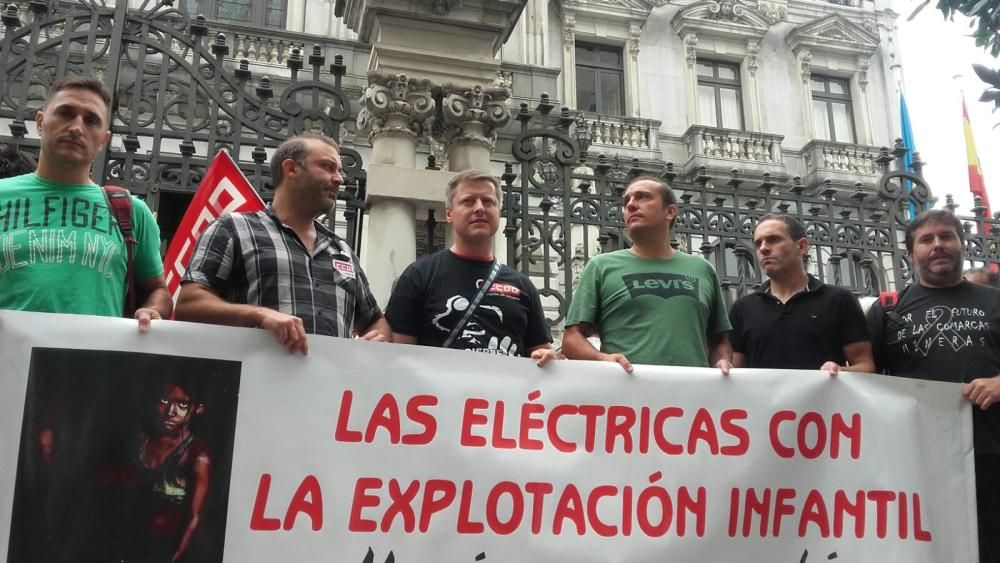 Los mineros desalojados se concentran ante la Junta