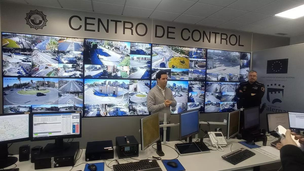 El alcalde Sagredo y el comisario mestre muestran el sistema de videovigilancia de Paterna.