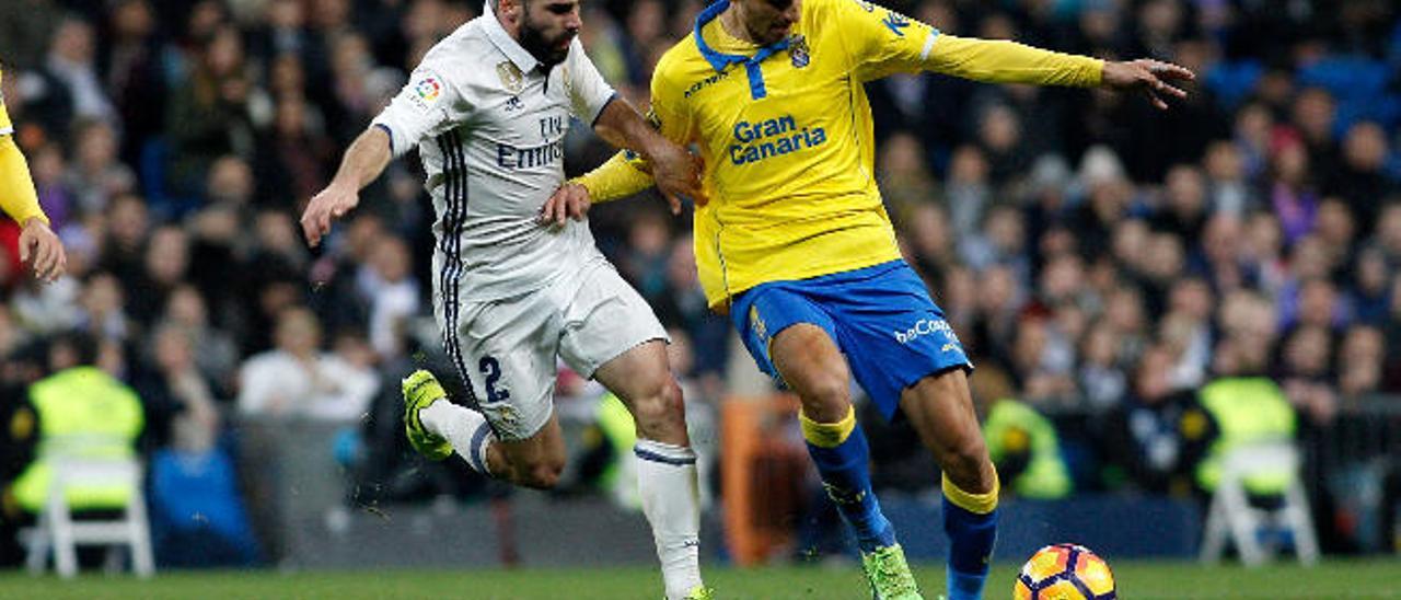 Vicente Gómez controla el balón, ante el acoso de Carvajal.